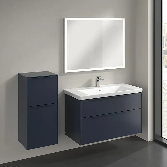 Villeroy & Boch Subway 3.0 Seitenschrank - B x T x H: 40 x 36,2 x 86 cm, Marine Blue, DIN Anschlag: Links, Farbe Griff: Monochrom - Modernes Badezimmer-Ensemble mit einem Waschtischunterschrank in Dunkelblau, einem passenden Hochschrank und einem beleuchteten Spiegel.