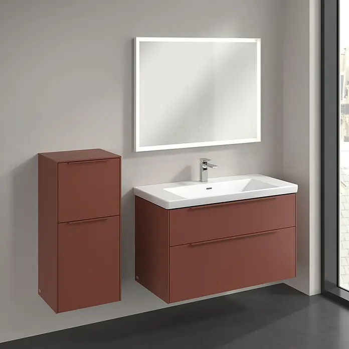 Villeroy & Boch Subway 3.0 Seitenschrank - B x T x H: 40 x 36,2 x 86 cm, Wine Red, DIN Anschlag: Links, Farbe Griff: Monochrom - Moderne Badezimmer-Kombination mit Waschtischunterschrank in Terrakotta, passendem Hochschrank und einem beleuchteten Spiegel.