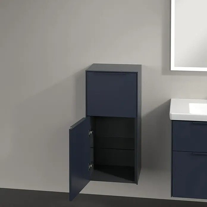 Villeroy & Boch Subway 3.0 Seitenschrank - B x T x H: 40 x 36,2 x 86 cm, Marine Blue, DIN Anschlag: Links, Farbe Griff: Monochrom - Ein Marineblauer Badezimmerschrank mit offener Tür, der zwei Glasböden zeigt, neben einem Waschbeckenunterschrank und Spiegel.