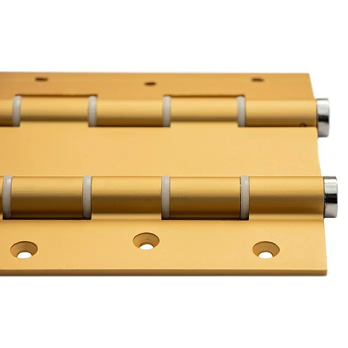 Justor Bisagra DA 180 - L x An x Al: 18 x 15,7 x 2,4 cm, Oro - Primer plano de una bisagra continua de color dorado con puntos de pivote visibles y orificios de montaje.