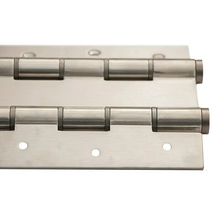 Justor Bisagra DA 180 - L x An x Al: 18 x 15,7 x 2,4 cm, Acero inoxidable - Primer plano de una bisagra de puerta de dos partes, de color plateado con orificios para tornillos, ideal para puertas pesadas.