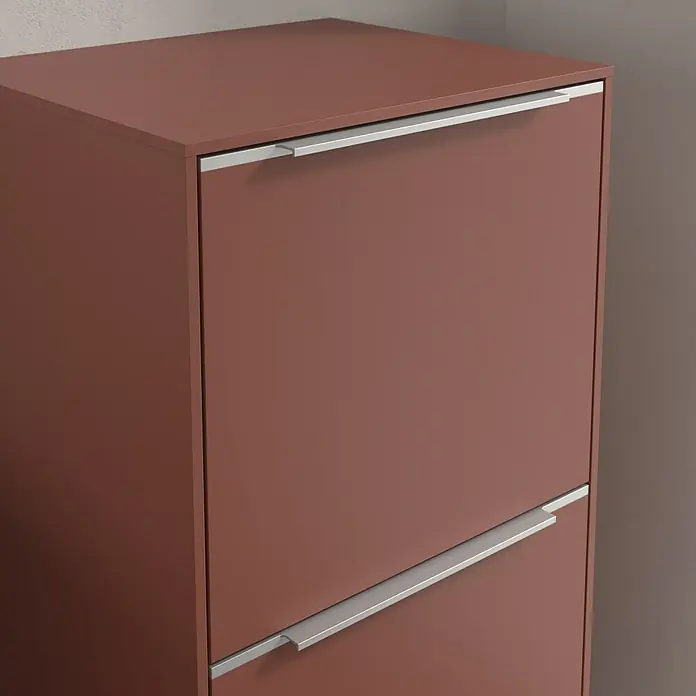 Villeroy & Boch Subway 3.0 Seitenschrank - B x T x H: 40 x 36,2 x 86 cm, Wine Red, DIN Anschlag: Rechts, Farbe Griff: Aluminium glänzend - Nahaufnahme eines modernen Schuhschranks in Kastanienbraun mit silbernen Griffen, der Eleganz und Funktionalität vereint.