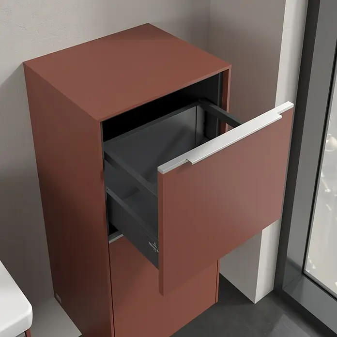 Villeroy & Boch Subway 3.0 Seitenschrank - B x T x H: 40 x 36,2 x 86 cm, Wine Red, DIN Anschlag: Rechts, Farbe Griff: Aluminium glänzend - Nahaufnahme eines modernen Badezimmerschranks in Terrakotta mit einer Schublade, die teilweise geöffnet ist und silberne Griffe aufweist.