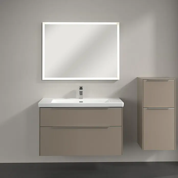 Villeroy & Boch Subway 3.0 Seitenschrank - B x T x H: 40 x 36,2 x 86 cm, Taupe, DIN Anschlag: Rechts, Farbe Griff: Aluminium glänzend - Ein stilvolles Badezimmer-Ensemble mit einem Waschtischunterschrank in Taupe, einem passenden Hochschrank und einem beleuchteten Spiegel.