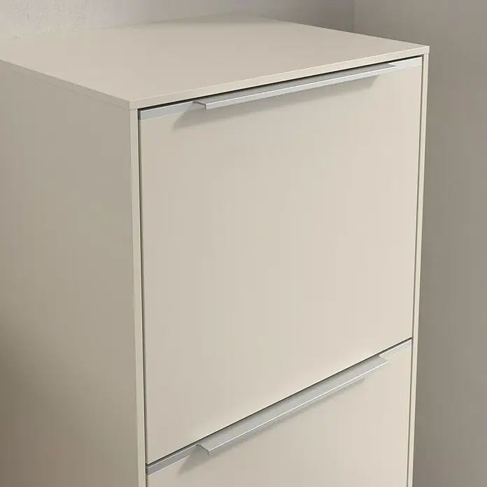 Villeroy & Boch Subway 3.0 Seitenschrank - B x T x H: 40 x 36,2 x 86 cm, Cashmere Grey, DIN Anschlag: Rechts, Farbe Griff: Aluminium glänzend - Nahaufnahme eines beigen Schuhschranks mit zwei Fächern und langen, silbernen Griffen. Stilvolles Möbelstück zur Aufbewahrung von Schuhen im Flur oder Eingangsbereich.