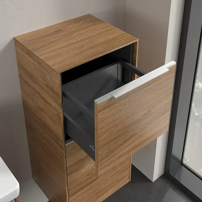 Villeroy & Boch Subway 3.0 Seitenschrank - B x T x H: 40 x 36,2 x 86 cm, Kansas Oak, DIN Anschlag: Rechts, Farbe Griff: Aluminium glänzend - Ein moderner Waschtischunterschrank in Holzoptik mit einer Schublade, die teilweise geöffnet ist, um das graue Innere zu zeigen.
