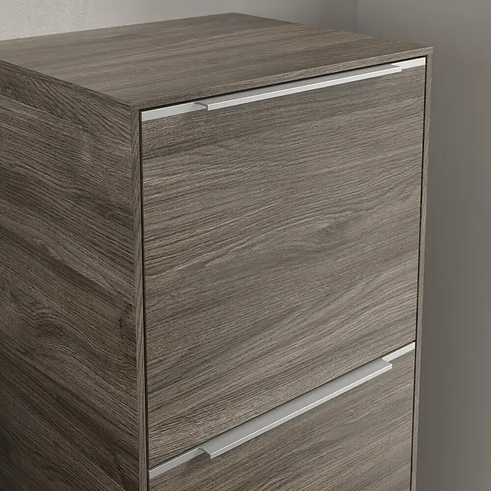 Villeroy & Boch Subway 3.0 Seitenschrank - B x T x H: 40 x 36,2 x 86 cm, Stone Oak, DIN Anschlag: Rechts, Farbe Griff: Aluminium glänzend - Nahaufnahme eines Holzschuhschranks mit Griffen.