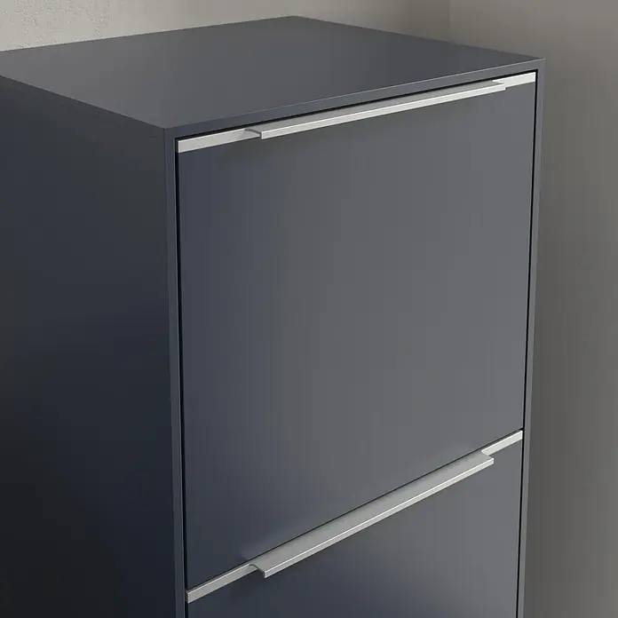 Villeroy & Boch Subway 3.0 Seitenschrank - B x T x H: 40 x 36,2 x 86 cm, Marine Blue, DIN Anschlag: Rechts, Farbe Griff: Aluminium glänzend - Modernes Schuhregal in Anthrazit mit zwei Kippfächern und silberfarbenen Griffen, ideal für den Flur oder Eingangsbereich. Stilvolle Aufbewahrung.