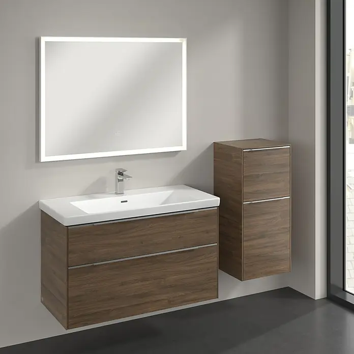 Villeroy & Boch Subway 3.0 Seitenschrank - B x T x H: 40 x 36,2 x 86 cm, Arizona Oak, DIN Anschlag: Rechts, Farbe Griff: Aluminium glänzend - Ein modernes Badezimmer-Set mit einem Unterschrank aus Holz, einem weißen Waschbecken und einem beleuchteten Spiegel.