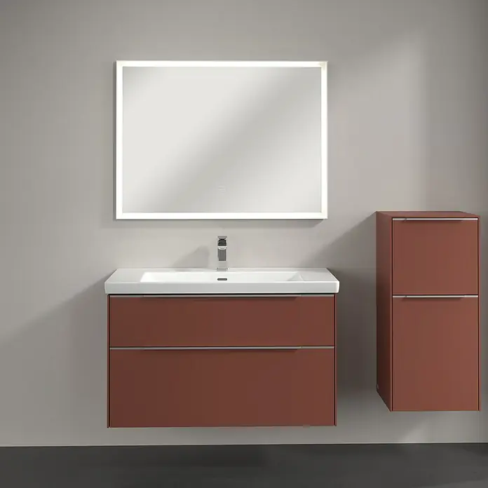 Villeroy & Boch Subway 3.0 Seitenschrank - B x T x H: 40 x 36,2 x 86 cm, Wine Red, DIN Anschlag: Rechts, Farbe Griff: Aluminium glänzend - Modernes Badezimmer-Set mit Waschtischunterschrank, Aufsatzwaschbecken, Spiegelschrank und Hochschrank in Braun.