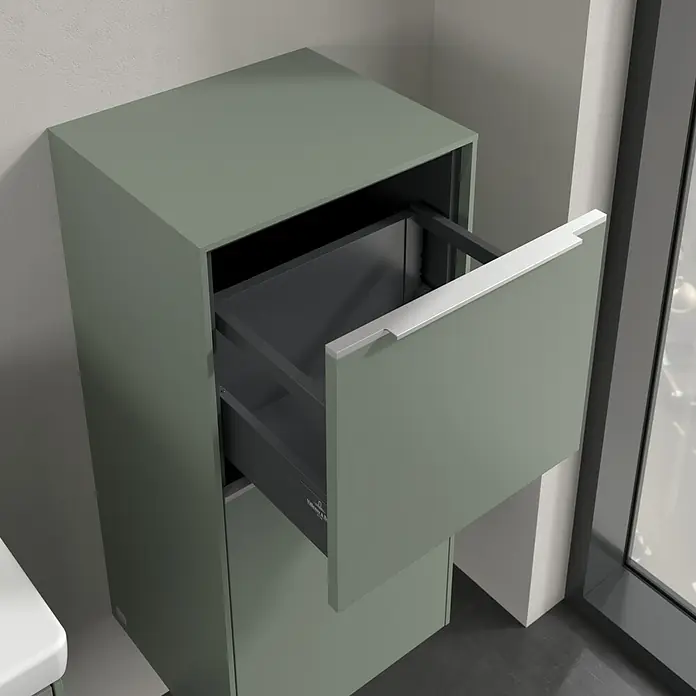 Villeroy & Boch Subway 3.0 Seitenschrank - B x T x H: 40 x 36,2 x 86 cm, Soft Green, DIN Anschlag: Rechts, Farbe Griff: Aluminium glänzend - Ein grüner Badezimmerschrank mit einer Schublade, die leicht geöffnet ist, präsentiert modernes Design und praktische Aufbewahrungslösungen.