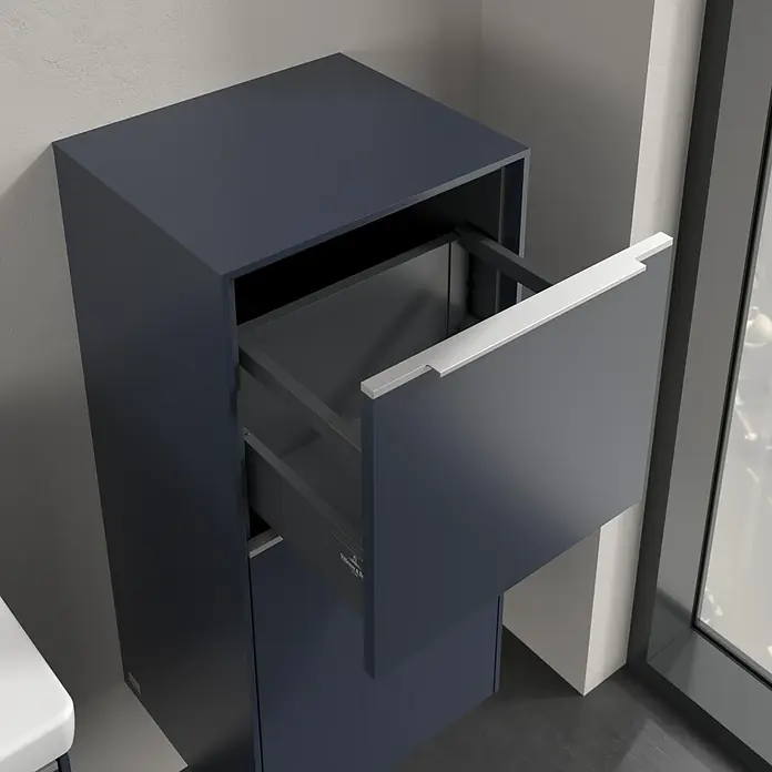 Villeroy & Boch Subway 3.0 Seitenschrank - B x T x H: 40 x 36,2 x 86 cm, Marine Blue, DIN Anschlag: Rechts, Farbe Griff: Aluminium glänzend - Ein moderner, dunkelblauer Badezimmerschrank mit einer offenen Schublade, die einen Blick ins Innere ermöglicht.\n