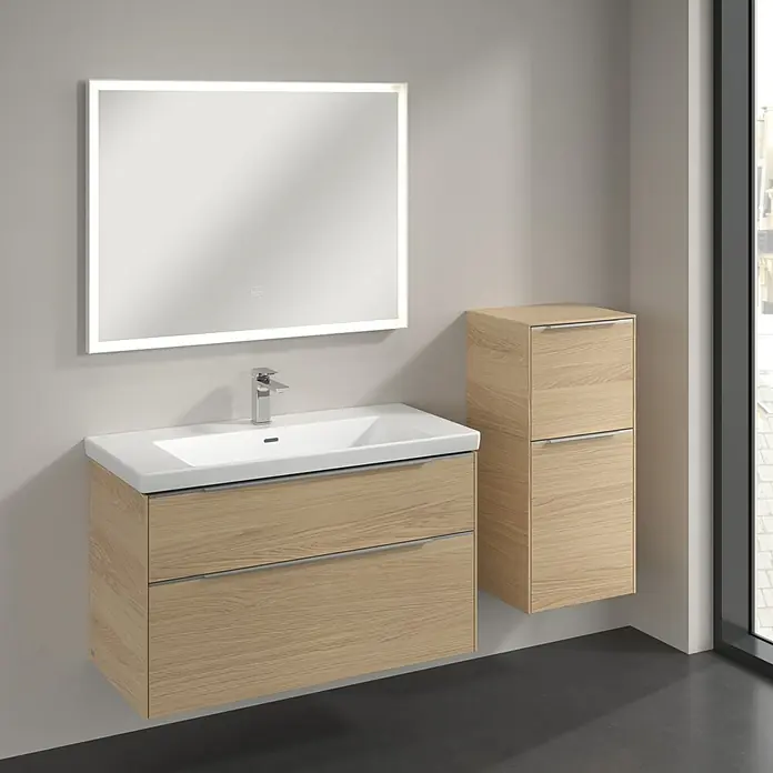 Villeroy & Boch Subway 3.0 Seitenschrank - B x T x H: 40 x 36,2 x 86 cm, Nordik Oak, DIN Anschlag: Rechts, Farbe Griff: Aluminium glänzend - Bild eines modernen Badezimmers mit einem Waschtischunterschrank in Holzoptik, einem Aufsatzwaschbecken und einem beleuchteten Spiegel.