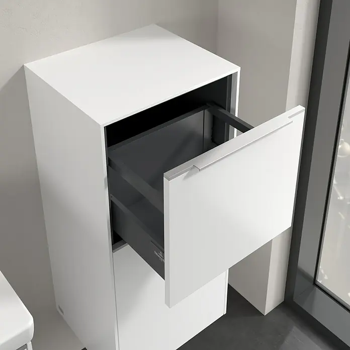 Villeroy & Boch Subway 3.0 Seitenschrank - B x T x H: 40 x 36,2 x 86 cm, Pure White, DIN Anschlag: Rechts, Farbe Griff: Aluminium glänzend - Nahaufnahme eines weißen Badezimmerschranks mit einer Schublade, die teilweise geöffnet ist, wodurch die graue Innenseite sichtbar wird.