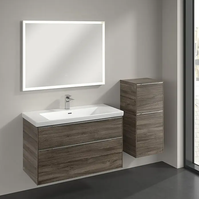 Villeroy & Boch Subway 3.0 Seitenschrank - B x T x H: 40 x 36,2 x 86 cm, Stone Oak, DIN Anschlag: Rechts, Farbe Griff: Aluminium glänzend - Das Bild zeigt einen modernen Waschtisch mit LED-Spiegel und passendem Hängeschrank in Holzoptik, die ein stilvolles Badezimmer-Ensemble bilden.