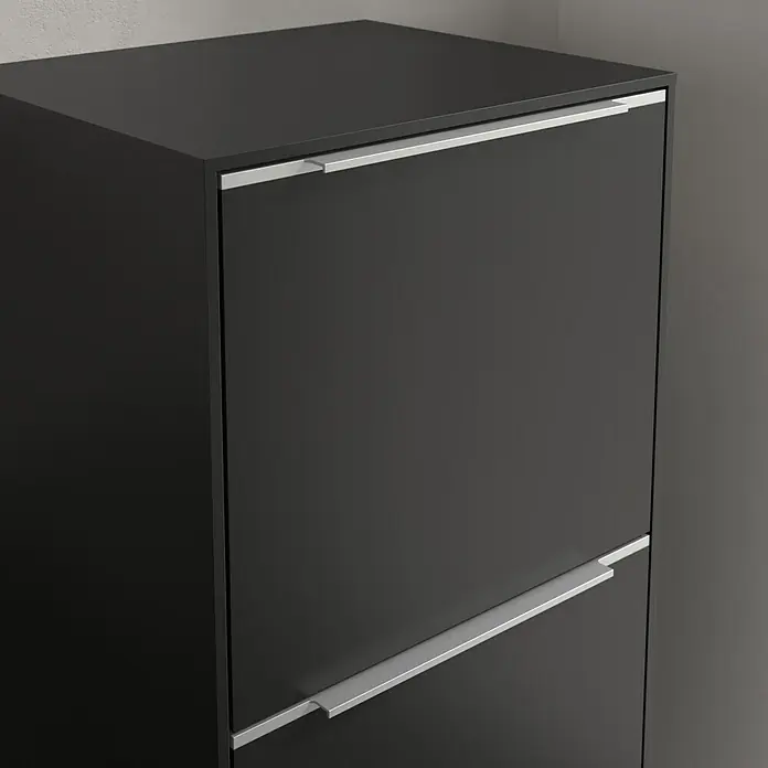 Villeroy & Boch Subway 3.0 Seitenschrank - B x T x H: 40 x 36,2 x 86 cm, Volcano Black, DIN Anschlag: Rechts, Farbe Griff: Aluminium glänzend - Bild eines schwarzen Schuhschranks mit zwei Fächern und silbernen Griffen vor einer grauen Wand.
