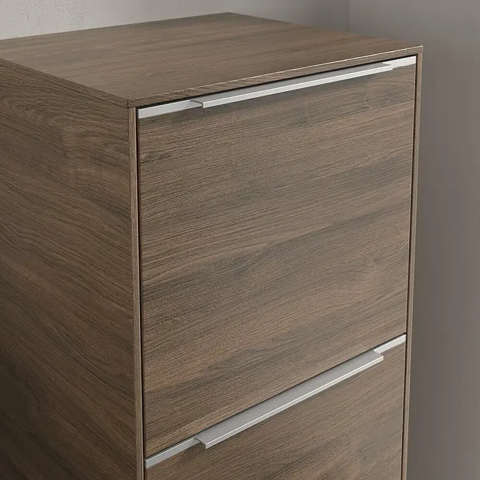 Villeroy & Boch Subway 3.0 Seitenschrank - B x T x H: 40 x 36,2 x 86 cm, Arizona Oak, DIN Anschlag: Rechts, Farbe Griff: Aluminium glänzend - Nahaufnahme eines modernen Schuhschranks aus Holz mit zwei Schubladen und silbernen Griffen. Elegantes und praktisches Möbelstück.