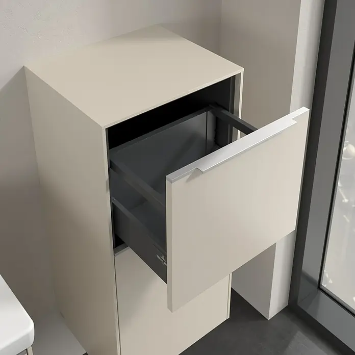 Villeroy & Boch Subway 3.0 Seitenschrank - B x T x H: 40 x 36,2 x 86 cm, Cashmere Grey, DIN Anschlag: Rechts, Farbe Griff: Aluminium glänzend - Detailaufnahme eines modernen Badezimmerschranks mit offener Schublade, die das graue Innenleben zeigt. Perfekt für stilvolle Badgestaltung.