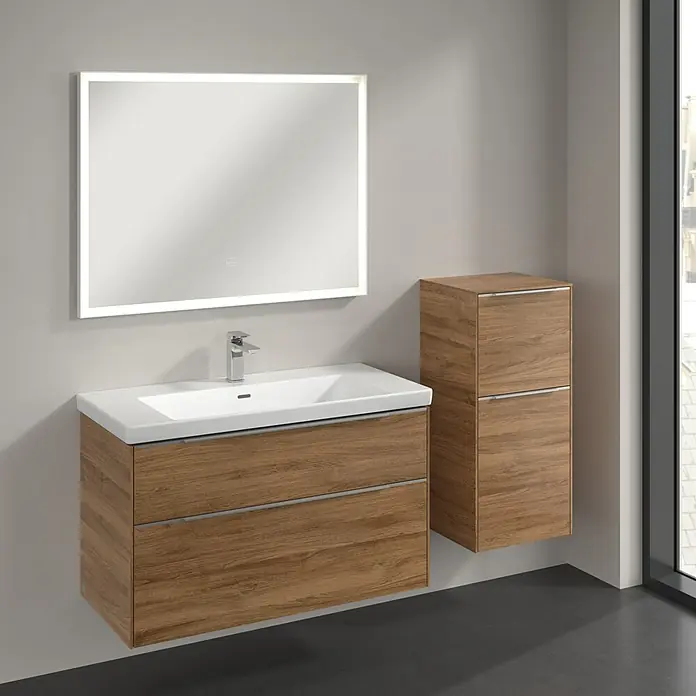 Villeroy & Boch Subway 3.0 Seitenschrank - B x T x H: 40 x 36,2 x 86 cm, Kansas Oak, DIN Anschlag: Rechts, Farbe Griff: Aluminium glänzend - Ein stilvolles Badezimmer-Ensemble mit einem Waschbeckenunterschrank in Holzoptik, einem passenden Hochschrank und einem beleuchteten Spiegel.