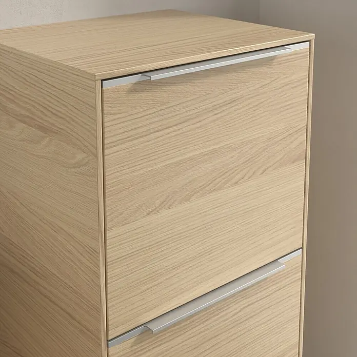 Villeroy & Boch Subway 3.0 Seitenschrank - B x T x H: 40 x 36,2 x 86 cm, Nordik Oak, DIN Anschlag: Rechts, Farbe Griff: Aluminium glänzend - Nahaufnahme eines Holzschuhschranks mit zwei Fächern und silbernen Griffen, der die natürliche Holzmaserung und die schlichte Eleganz betont.