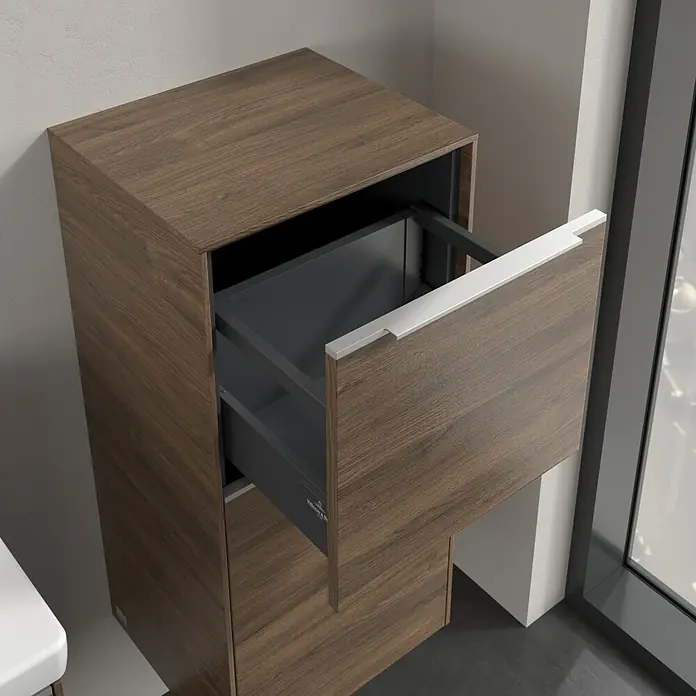 Villeroy & Boch Subway 3.0 Seitenschrank - B x T x H: 40 x 36,2 x 86 cm, Arizona Oak, DIN Anschlag: Rechts, Farbe Griff: Aluminium glänzend - Ein moderner Badezimmerschrank mit einer Schublade in Holzoptik, die teilweise geöffnet ist. Perfekt für stilvolle Badezimmeraufbewahrung.