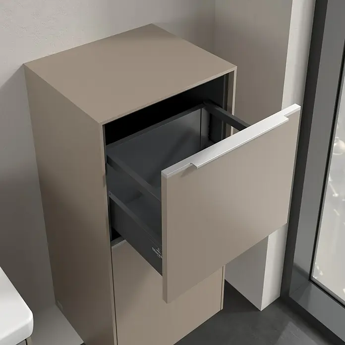 Villeroy & Boch Subway 3.0 Seitenschrank - B x T x H: 40 x 36,2 x 86 cm, Taupe, DIN Anschlag: Rechts, Farbe Griff: Aluminium glänzend - Ein beiger Badezimmerschrank mit einer Schublade, die teilweise geöffnet ist, zeigt das Innere und den modernen Griff.