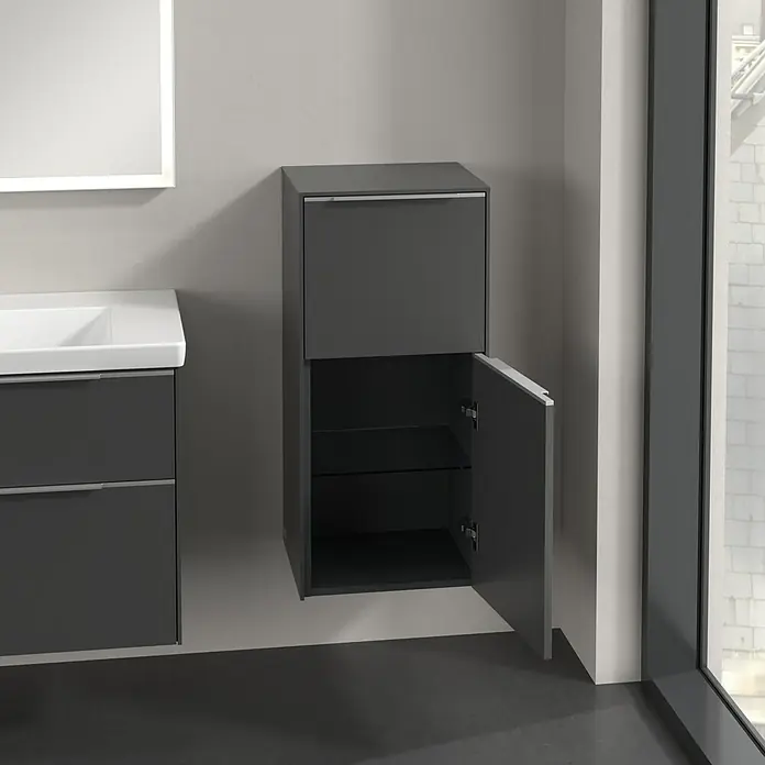 Villeroy & Boch Subway 3.0 Seitenschrank - B x T x H: 40 x 36,2 x 86 cm, Graphite, DIN Anschlag: Rechts, Farbe Griff: Aluminium glänzend - Grauer Badezimmerschrank mit offener Tür und Glasböden. Modernes Design für ein stilvolles Badezimmer.