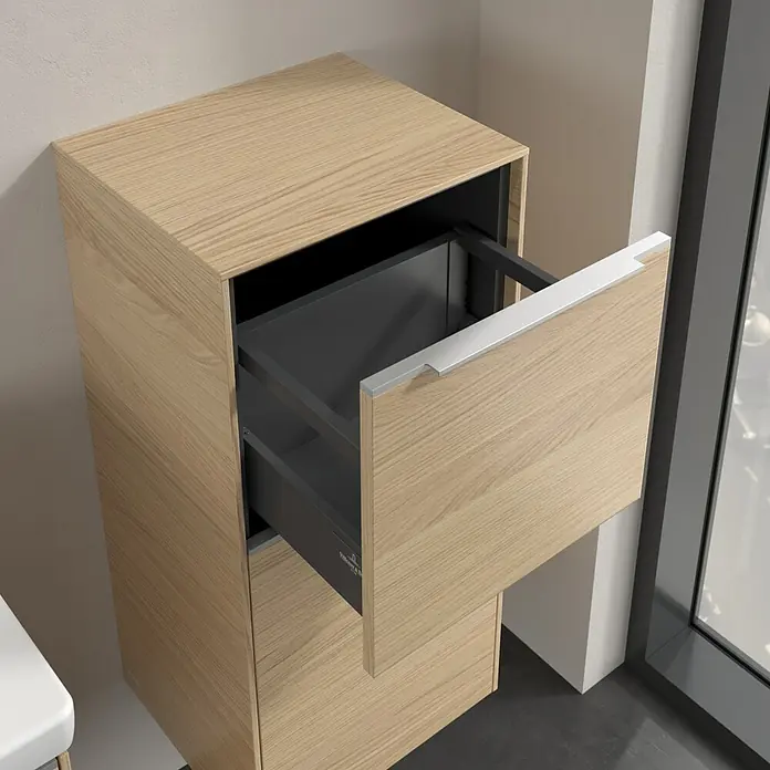 Villeroy & Boch Subway 3.0 Seitenschrank - B x T x H: 40 x 36,2 x 86 cm, Nordik Oak, DIN Anschlag: Rechts, Farbe Griff: Aluminium glänzend - Der offene Schubladenschrank aus hellem Holz mit einem minimalistischen Design passt gut in moderne Badezimmer.