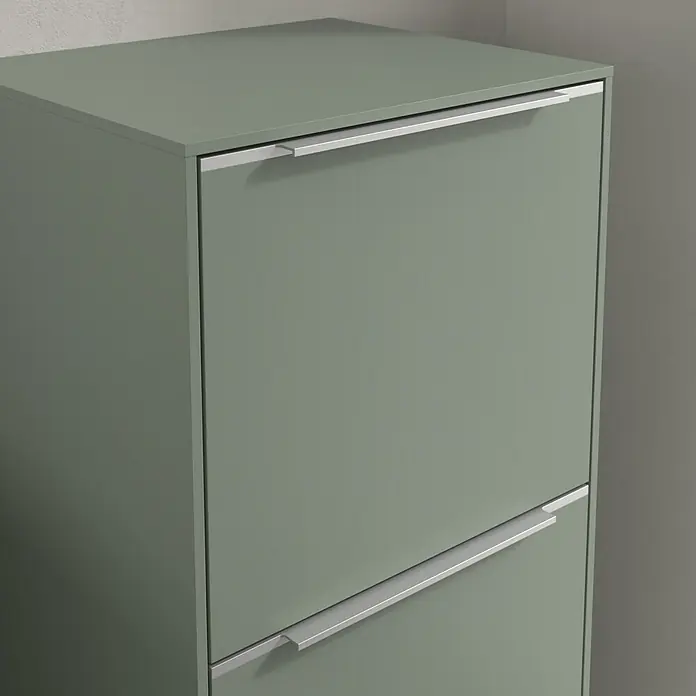 Villeroy & Boch Subway 3.0 Seitenschrank - B x T x H: 40 x 36,2 x 86 cm, Soft Green, DIN Anschlag: Rechts, Farbe Griff: Aluminium glänzend - Bild eines olivgrünen Schuhschranks mit zwei Fächern und silbernen Griffen. Das Möbelstück hat eine schlichte, moderne Optik.