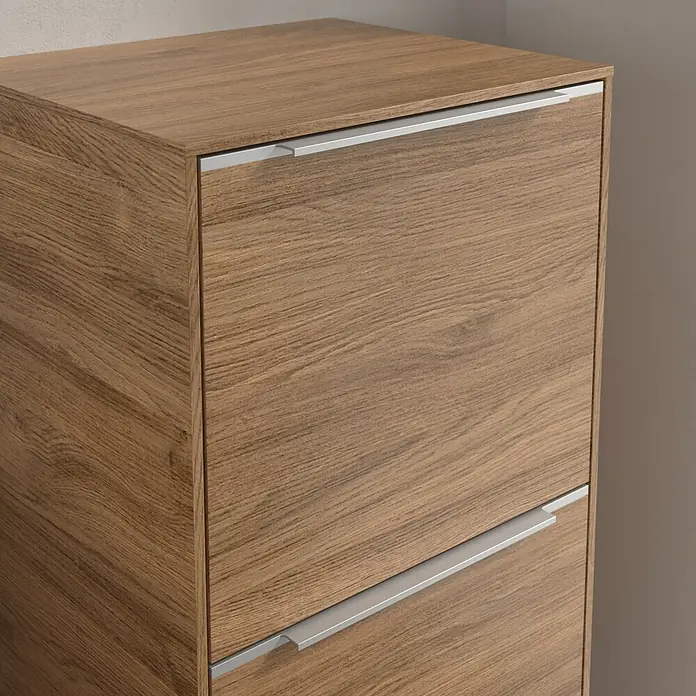 Villeroy & Boch Subway 3.0 Seitenschrank - B x T x H: 40 x 36,2 x 86 cm, Kansas Oak, DIN Anschlag: Rechts, Farbe Griff: Aluminium glänzend - Nahaufnahme eines modernen Schuhschranks aus Holz mit minimalistischen silbernen Griffen.