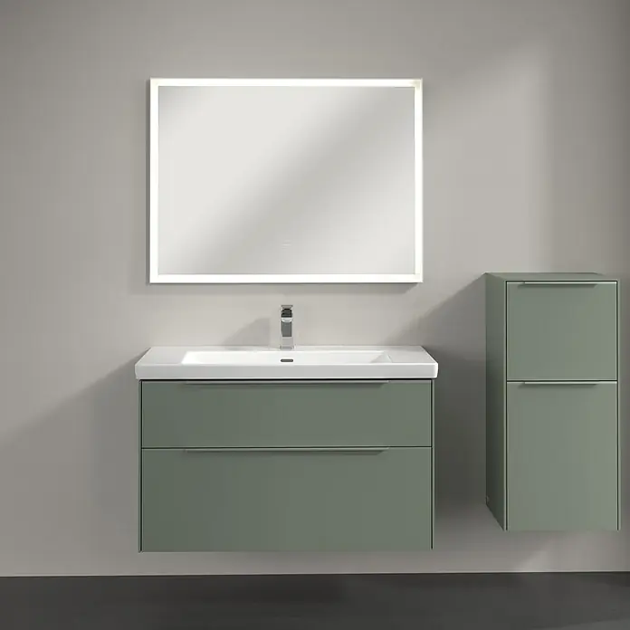 Villeroy & Boch Subway 3.0 Seitenschrank - B x T x H: 40 x 36,2 x 86 cm, Soft Green, DIN Anschlag: Rechts, Farbe Griff: Aluminium glänzend - Ein modernes Badezimmer-Set mit einem Unterschrank in Olivgrün, einem passenden Spiegelschrank und einem Waschbecken mit Armatur.