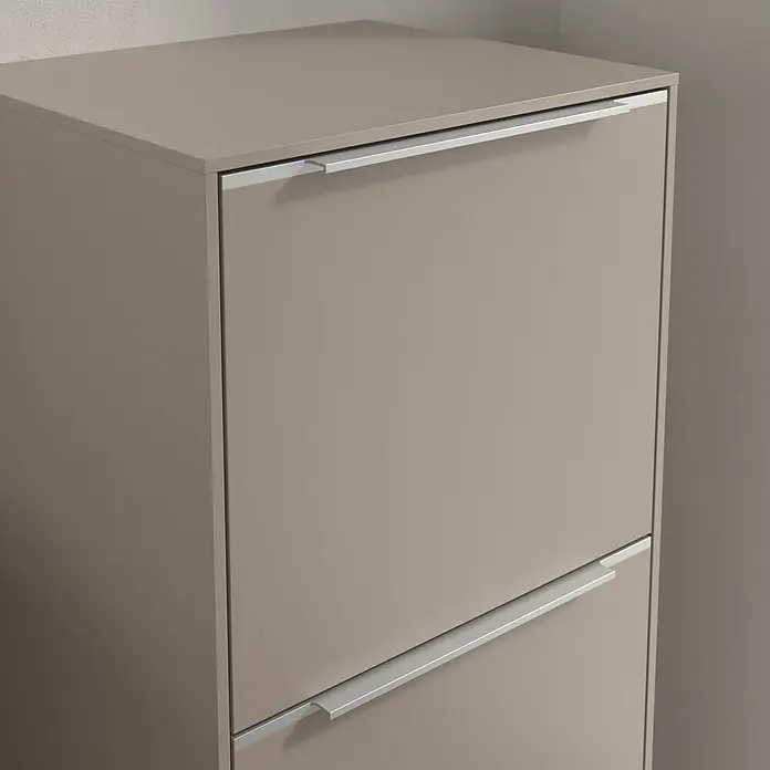 Villeroy & Boch Subway 3.0 Seitenschrank - B x T x H: 40 x 36,2 x 86 cm, Taupe, DIN Anschlag: Rechts, Farbe Griff: Aluminium glänzend - Nahaufnahme eines beigen Schuhschranks mit zwei Fächern und silbernen Griffen vor einer hellen Wand.
