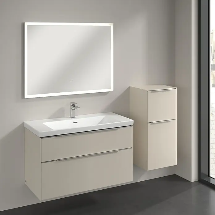 Villeroy & Boch Subway 3.0 Seitenschrank - B x T x H: 40 x 36,2 x 86 cm, Cashmere Grey, DIN Anschlag: Rechts, Farbe Griff: Aluminium glänzend - Ein modernes Badezimmer mit einem Waschtischunterschrank in Beige, einem passenden Hängeschrank und einem beleuchteten Spiegel.