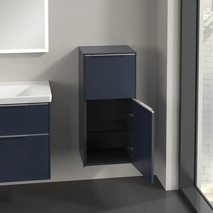Villeroy & Boch Subway 3.0 Seitenschrank - B x T x H: 40 x 36,2 x 86 cm, Marine Blue, DIN Anschlag: Rechts, Farbe Griff: Aluminium glänzend - Modernes Badezimmer mit blauem Waschtischunterschrank und Hängeschrank mit Glasregalen, Tür geöffnet.