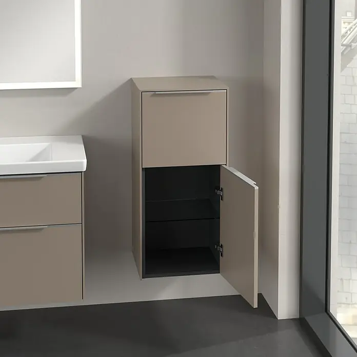Villeroy & Boch Subway 3.0 Seitenschrank - B x T x H: 40 x 36,2 x 86 cm, Taupe, DIN Anschlag: Rechts, Farbe Griff: Aluminium glänzend - Das Bild zeigt einen modernen Badezimmerschrank mit einer offenen Tür, der neben einem Waschbecken hängt und Stauraum bietet.