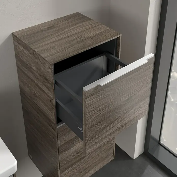Villeroy & Boch Subway 3.0 Seitenschrank - B x T x H: 40 x 36,2 x 86 cm, Stone Oak, DIN Anschlag: Rechts, Farbe Griff: Aluminium glänzend - Detailaufnahme eines modernen Waschtischunterschranks mit einer offenen Schublade und Holzstruktur.