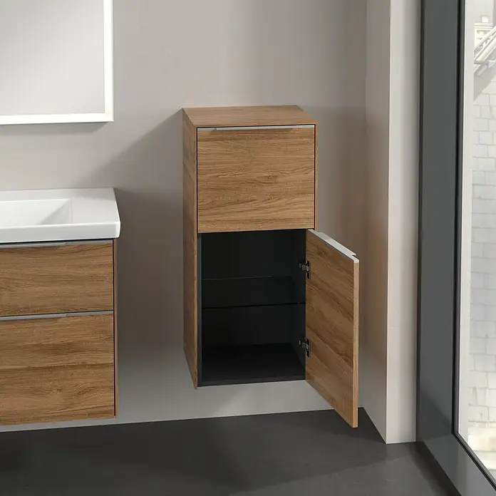 Villeroy & Boch Subway 3.0 Seitenschrank - B x T x H: 40 x 36,2 x 86 cm, Kansas Oak, DIN Anschlag: Rechts, Farbe Griff: Aluminium glänzend - Badezimmerschrank mit Holzstruktur und offener Tür, elegante Badmöbel für ein stilvolles Ambiente.