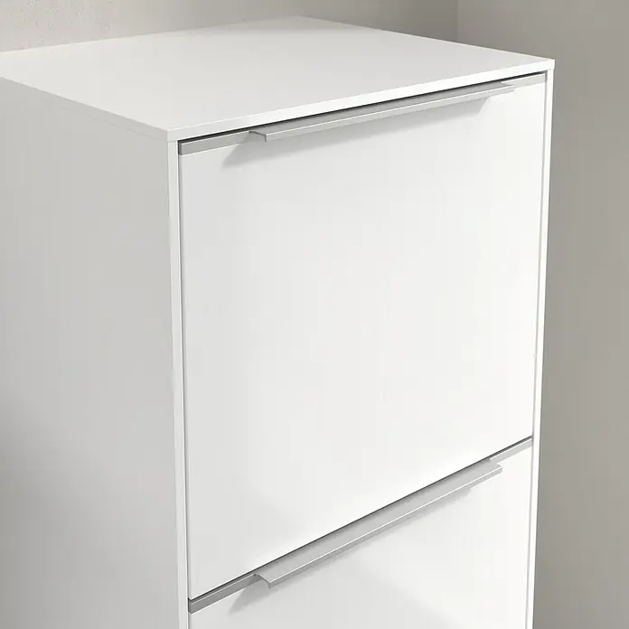 Villeroy & Boch Subway 3.0 Seitenschrank - B x T x H: 40 x 36,2 x 86 cm, Brilliant White, DIN Anschlag: Rechts, Farbe Griff: Aluminium glänzend - Nahaufnahme eines weißen Schuhschranks mit zwei Fächern und silbernen Griffen vor einer neutralen Wand.
