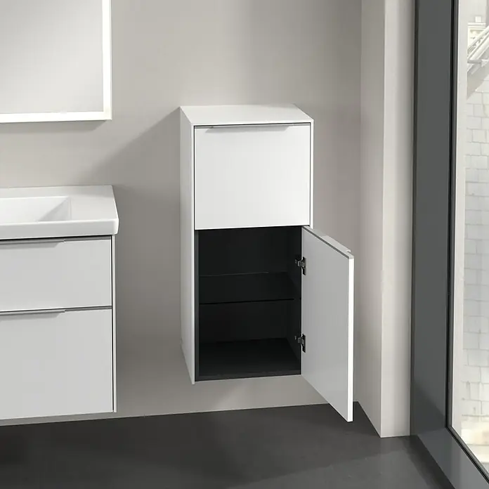 Villeroy & Boch Subway 3.0 Seitenschrank - B x T x H: 40 x 36,2 x 86 cm, Brilliant White, DIN Anschlag: Rechts, Farbe Griff: Aluminium glänzend - Badezimmer-Hängeschrank mit offener Tür, der Einblick auf die Glasböden und das dunkle Innere gewährt, neben einem Waschbeckenunterschrank.