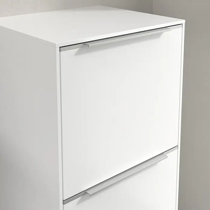Villeroy & Boch Subway 3.0 Seitenschrank - B x T x H: 40 x 36,2 x 86 cm, Pure White, DIN Anschlag: Rechts, Farbe Griff: Aluminium glänzend - Ein weißer Schuhschrank mit zwei Fächern und silbernen Griffen vor einer hellgrauen Wand. Perfekt für die Aufbewahrung Ihrer Schuhe.