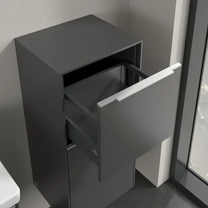 Villeroy & Boch Subway 3.0 Seitenschrank - B x T x H: 40 x 36,2 x 86 cm, Graphite, DIN Anschlag: Rechts, Farbe Griff: Aluminium glänzend - Aufnahme eines grauen Badezimmerschranks mit einer offenen Schublade, die eine moderne und minimalistische Ästhetik zeigt.