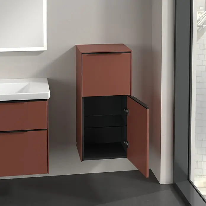 Villeroy & Boch Subway 3.0 Seitenschrank - B x T x H: 40 x 36,2 x 86 cm, Wine Red, DIN Anschlag: Rechts, Farbe Griff: Volcano Black - Ein offener, kupferfarbener Badezimmerschrank mit schwarzen Akzenten. Das moderne Design bietet praktischen Stauraum.