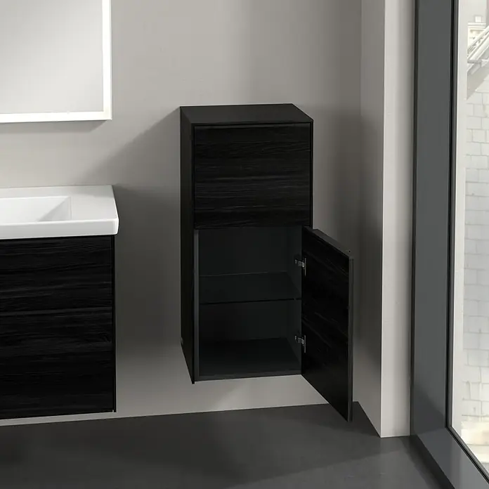 Villeroy & Boch Subway 3.0 Seitenschrank - B x T x H: 40 x 36,2 x 86 cm, Black Oak, DIN Anschlag: Rechts, Farbe Griff: Volcano Black - Ein moderner Waschbeckenunterschrank in dunkler Holzoptik mit einem offenen Hängeschrank daneben, der Einblick auf zwei Regalböden bietet.