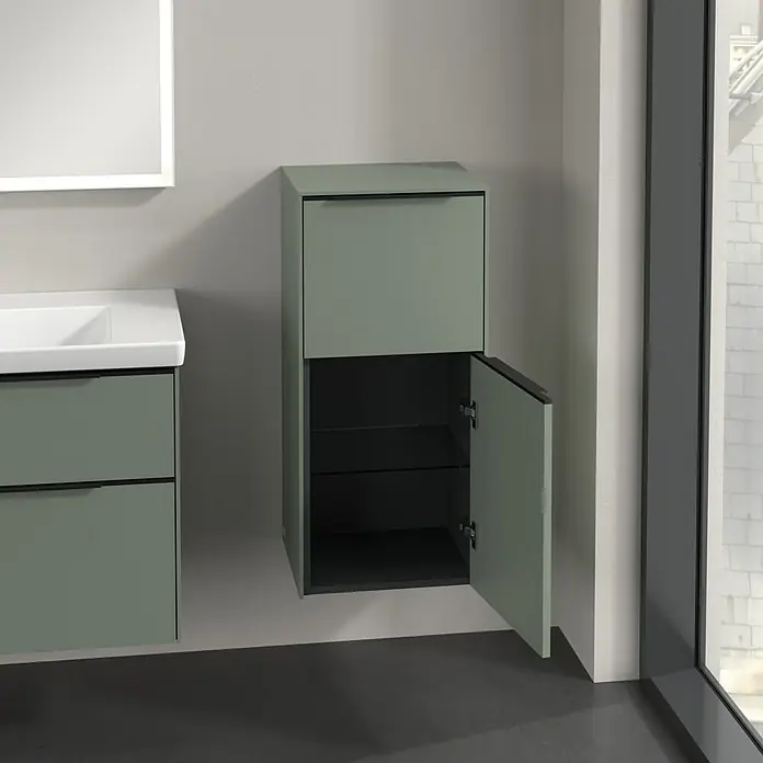 Villeroy & Boch Subway 3.0 Seitenschrank - B x T x H: 40 x 36,2 x 86 cm, Soft Green, DIN Anschlag: Rechts, Farbe Griff: Volcano Black - Ein moderner, mintgrüner Hängeschrank mit geöffneter Tür und dunklen Glasböden, passend zu einem Waschtisch mit Schubladen.