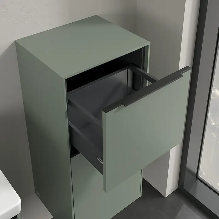 Villeroy & Boch Subway 3.0 Seitenschrank - B x T x H: 40 x 36,2 x 86 cm, Soft Green, DIN Anschlag: Rechts, Farbe Griff: Volcano Black - Schrank mit offener Schublade. Der Schrank ist in einem hellen Grünton gehalten, während die Schublade einen dunkleren Grauton aufweist.