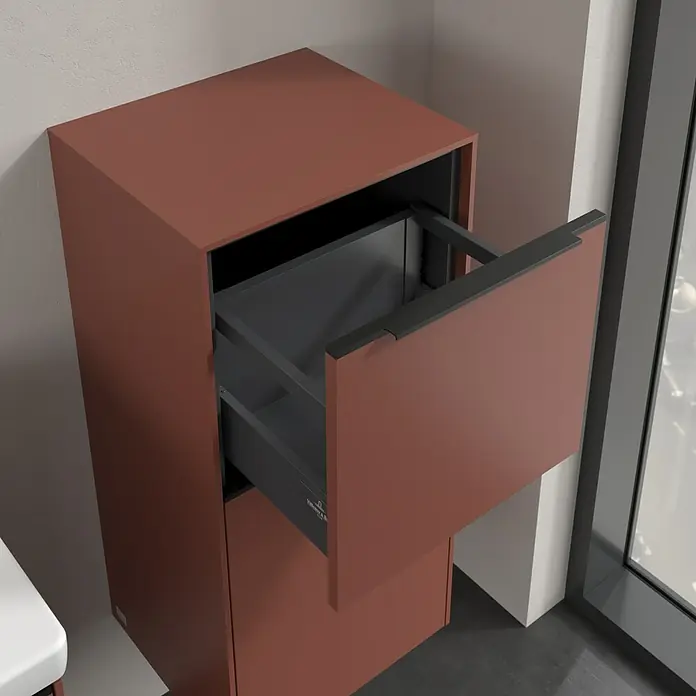 Villeroy & Boch Subway 3.0 Seitenschrank - B x T x H: 40 x 36,2 x 86 cm, Wine Red, DIN Anschlag: Rechts, Farbe Griff: Volcano Black - Ein moderner, hängender Badezimmerschrank in erdfarben mit offener Schublade. Das minimalistische Design fügt sich nahtlos in jedes Bad ein.