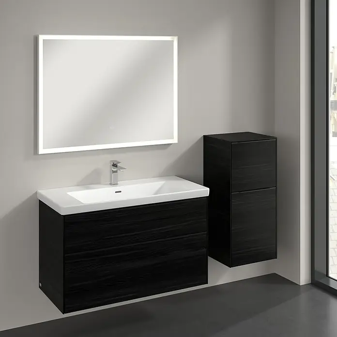 Villeroy & Boch Subway 3.0 Seitenschrank - B x T x H: 40 x 36,2 x 86 cm, Black Oak, DIN Anschlag: Rechts, Farbe Griff: Volcano Black - Ein elegantes Badezimmer-Set mit einem Unterschrank in dunkler Holzoptik, einem passenden Hängeschrank und einem beleuchteten Spiegel.