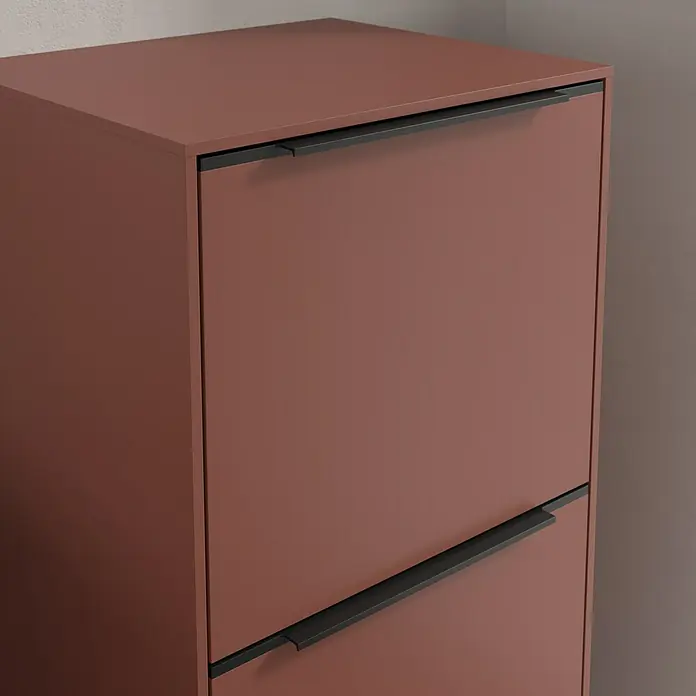 Villeroy & Boch Subway 3.0 Seitenschrank - B x T x H: 40 x 36,2 x 86 cm, Wine Red, DIN Anschlag: Rechts, Farbe Griff: Volcano Black - Nahaufnahme eines modernen Schuhschranks in einem warmen, erdigen Farbton mit schlanken, schwarzen Griffen.