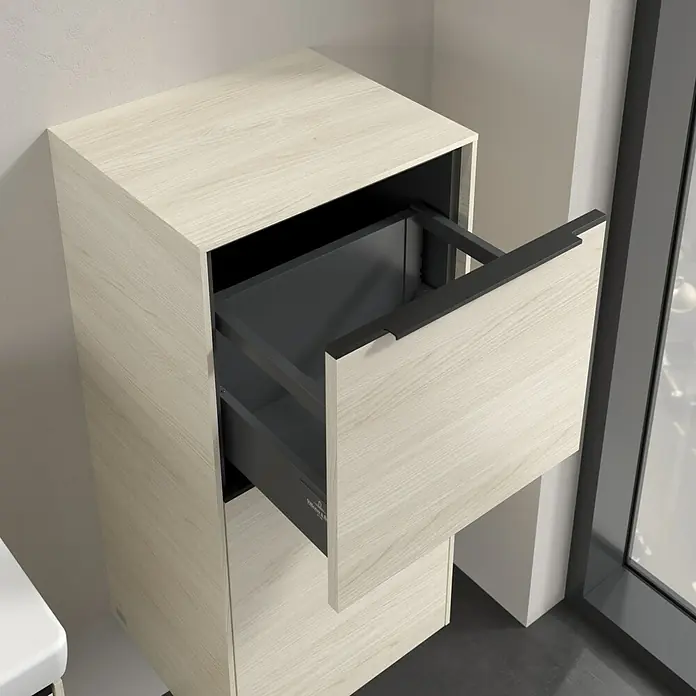Villeroy & Boch Subway 3.0 Seitenschrank - B x T x H: 40 x 36,2 x 86 cm, White Oak, DIN Anschlag: Rechts, Farbe Griff: Volcano Black - Ein Badezimmerunterschrank mit einer Schublade, die teilweise geöffnet ist, zeigt das Innere und das Design des Schranks.