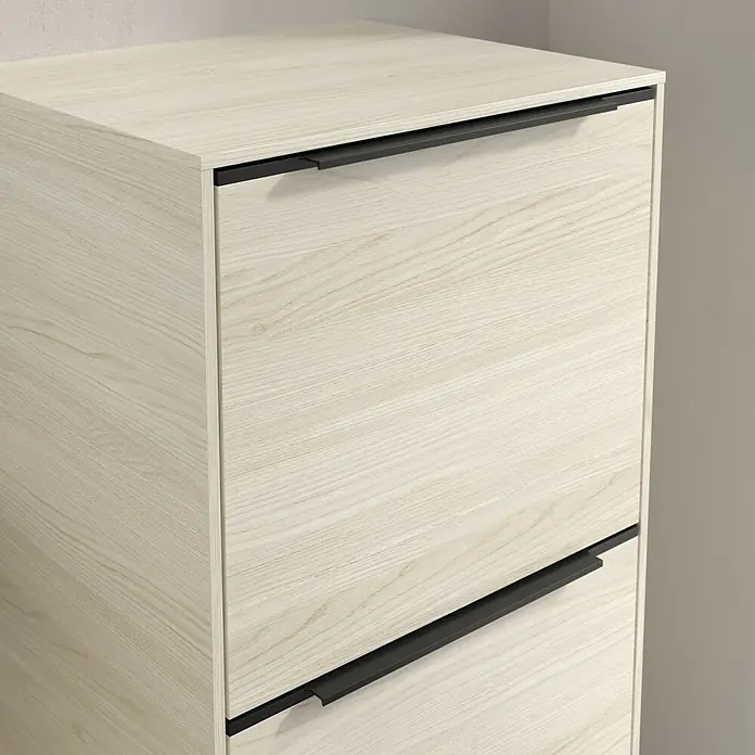Villeroy & Boch Subway 3.0 Seitenschrank - B x T x H: 40 x 36,2 x 86 cm, White Oak, DIN Anschlag: Rechts, Farbe Griff: Volcano Black - Detailaufnahme eines hellen Holzschuhschranks mit schwarzen Griffen, der modernes Design und Funktionalität vereint.